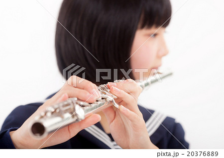 フルートを演奏する中学生の写真素材 3768