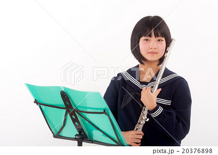 フルートを演奏する中学生の写真素材 3768