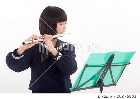 フルートを演奏する中学生の写真素材