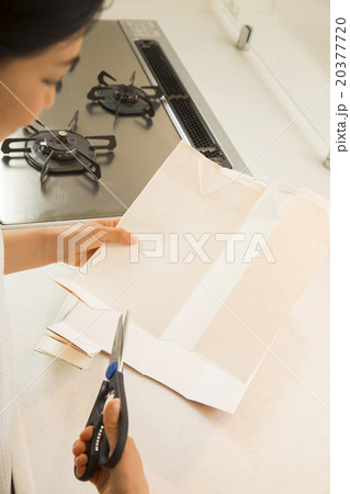 牛乳パックをリサイクルする若い女性 20377720