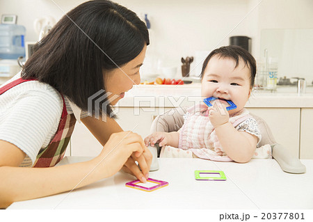 赤ちゃんと遊ぶお母さん 赤ちゃんと遊ぶお母さん 20377801