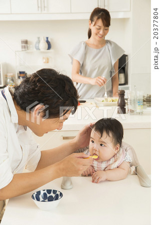 赤ちゃんに離乳食をあげるお父さん 20377804