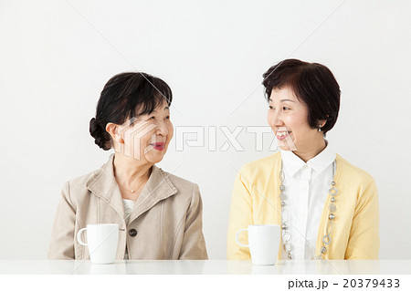 ミドル・シニア女性　親子／嫁姑　会話　 20379433