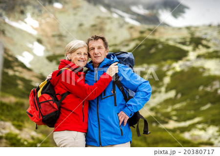Senior couple hiking 20380717