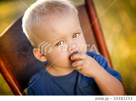 Cute boy eating apple Cute boy eating apple 20381253