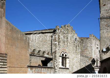 Narrow steets and historic buildings in Taormina 20381633