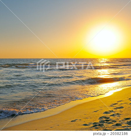 Fantastic sunrise on the ocean 20382186