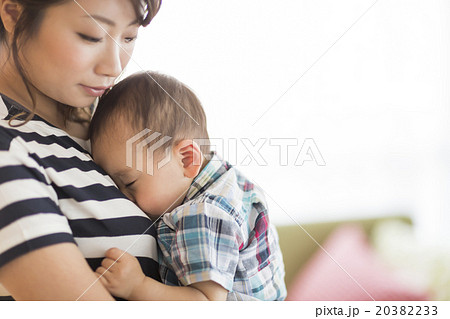 母親に抱っこされながら眠る赤ちゃん 20382233