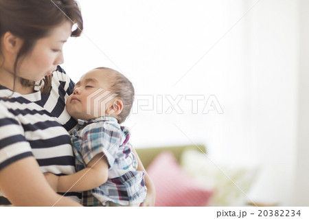 母親に抱っこされながら眠る赤ちゃん 20382234
