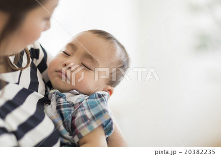 母親に抱っこされながら眠る赤ちゃん 20382235