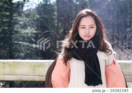 自然の中でロングヘア女子のヘアカタログ 20382385