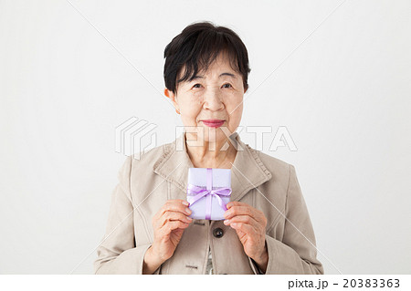 シニア女性　プレゼントを持つおばあちゃん　敬老の日／喜寿／古希 20383363