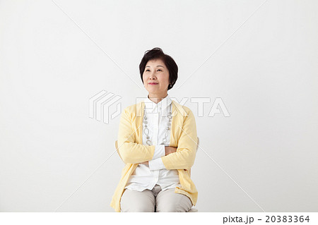 ミドル女性　椅子に座る　笑顏 20383364