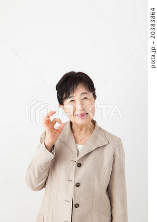 シニア女性 OKサイン ポーズ シニア女性 OKサイン ポーズ 20383864