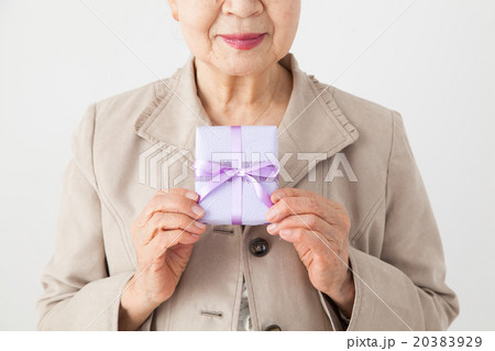 シニア女性　プレゼントを持つおばあちゃん　敬老の日／喜寿／古希 20383929