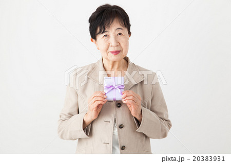 シニア女性　プレゼントを持つおばあちゃん　敬老の日／喜寿／古希 20383931