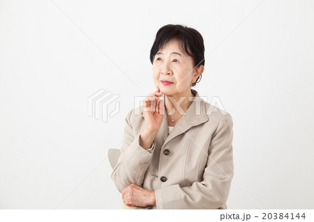 シニア女性 考えるおばあちゃん 高齢者 シニア女性 考えるおばあちゃん 高齢者 20384144