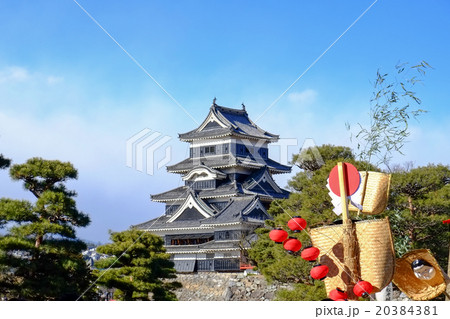 松本城とあめいち祭りの神輿の飾り 20384381