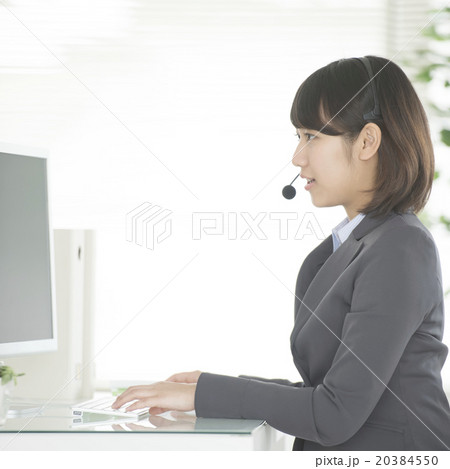 デスクワークをするビジネスウーマン 20384550