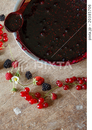 berries jam on the wood table 20385706