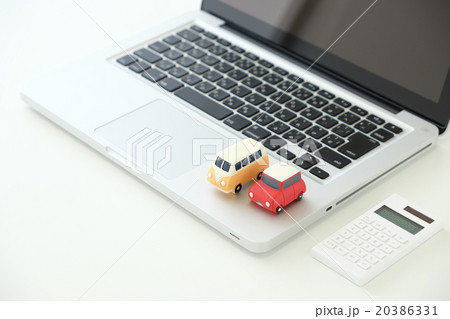 ノートパソコンと車の置物 ノートパソコンと車の置物 20386331