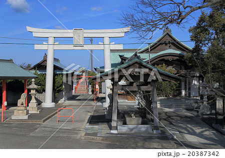 香川県三豊市、子供の守り神「津嶋神社」鳥居から本殿をのぞむ、右は遥拝殿 香川県三豊市、子供の守り神「津嶋神社」鳥居から本殿をのぞむ、右は遥拝殿 20387342