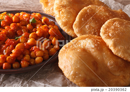 Indian bread puri and chana masala macro Indian bread puri and chana masala macro 20390362