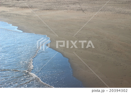 砂浜の波打ち際 20394302
