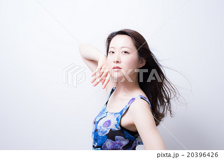 ワンピース　女性　ポートレート 20396426