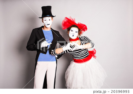 Two mime, pantomime heart, valentine day concept Two mime, pantomime heart, valentine day concept 20396993