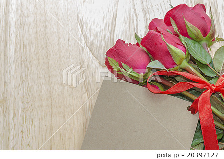Red roses on with a paper note Red roses on with a paper note 20397127