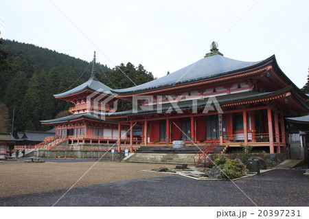紅葉シーズンの比叡山延暦寺（東塔・法華総持院東塔-阿弥陀堂） 20397231