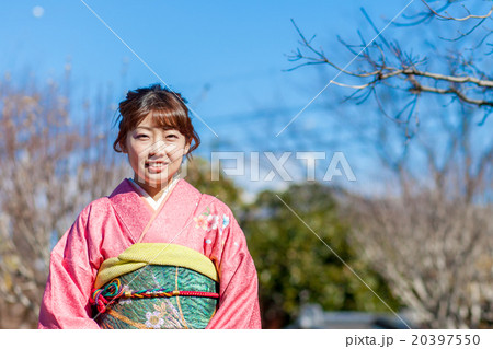 振袖を着た女性 振袖を着た女性 20397550