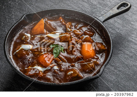 スキレットとビーフシチュー Iron pan beef stew スキレットとビーフシチュー Iron pan beef stew 20397962