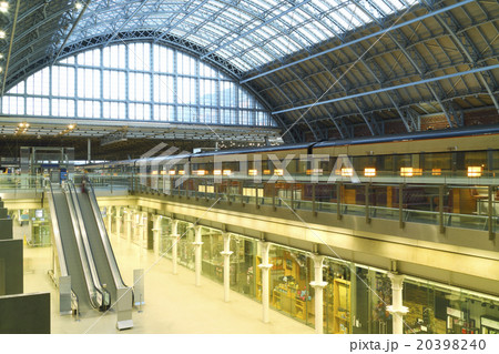 London International train station shops bars rail 20398240