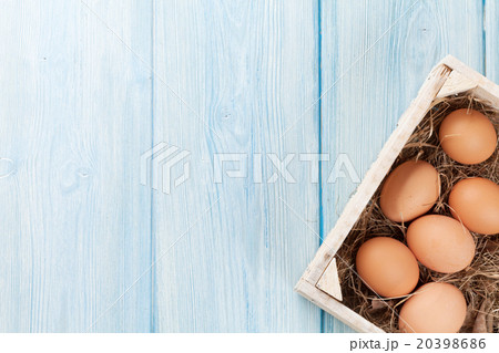 Eggs in wooden box 20398686