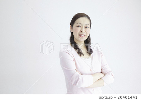４０代女性爽や笑顔腕組み自然光ポートレイト 20401441