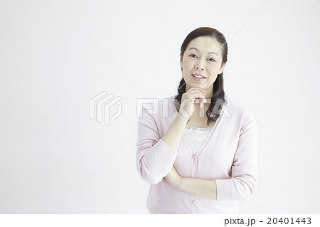 ４０代女性スマイル考えるポーズ自然光ポートレイトの写真素材