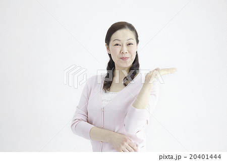 ４０代女性爽やかご案内自然光ポートレイト 20401444