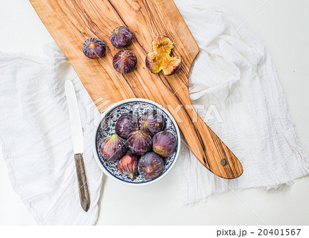 Fresh figs in blue patterned ceramic bowl and on 20401567