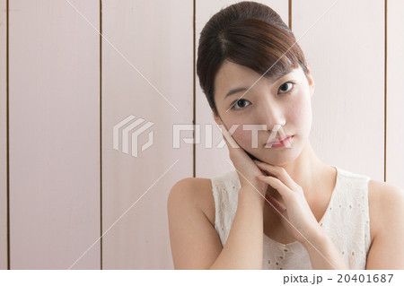ビュティーイメージ　若い女性　スキンケア 20401687