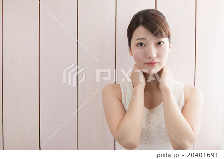 ビュティーイメージ　若い女性　スキンケア 20401691