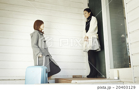 玄関に立つ女性 20403129