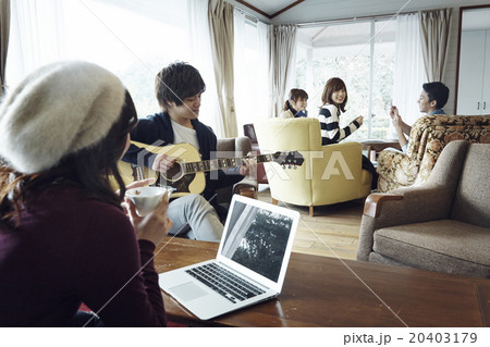 ホームパーティーを楽しむ若者 20403179