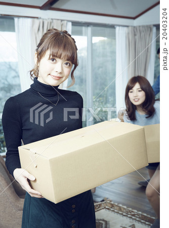 引っ越し作業をする男女 20403204