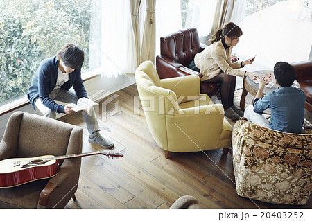 ホームパーティーを楽しむ若者 20403252