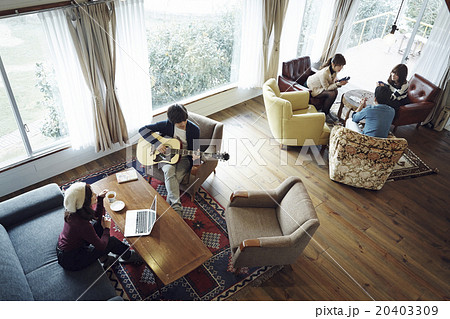 ホームパーティーを楽しむ若者 20403309