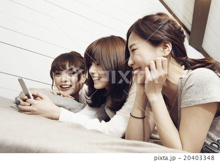 ベッドで話す女性 20403348