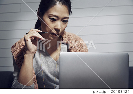 デスクワークをする女性 デスクワークをする女性 20403424