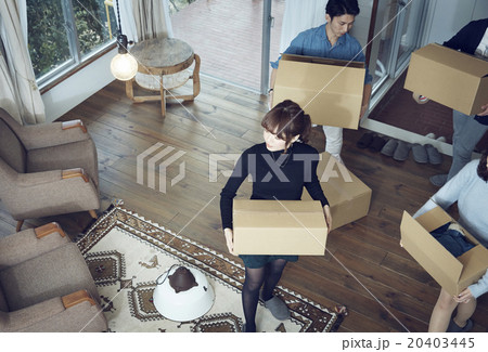 引っ越し作業をする男女 引っ越し作業をする男女 20403445